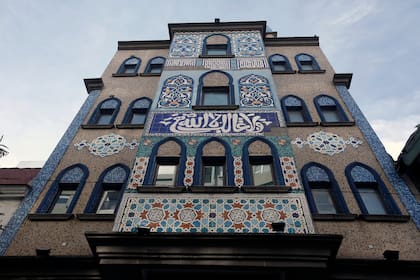 La Mezquita de Mar del Plata es una obra del arquitecto Germán Paulo y tiene una superficie de 450 metros cuadrados con subsuelo, planta baja, tres pisos, cúpula y minarete.