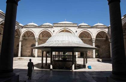 La mezquita de Yavuz Selim y los grifos utilizados para lavarse antes de la oración.