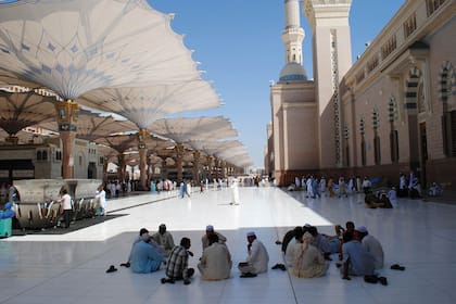 La Mezquita del Profeta o Mezquita Masjid al-Nabawi, en la ciudad de Medina, es la segunda en importancia después de la de La Meca.