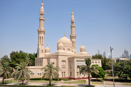 La mezquita fue construida por completo en mármol, siguiendo una tradición arquitectónica medieval llamada fatimí.