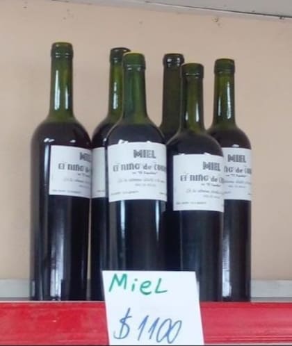 La miel El niño de cobre se vendía en botellas de vino a un valor de $1100