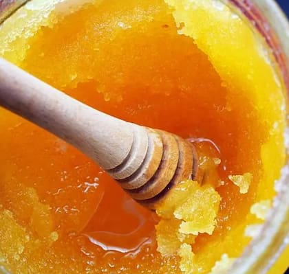 La miel puede cristalizarse en un frasco cerrado, pero no se estropea