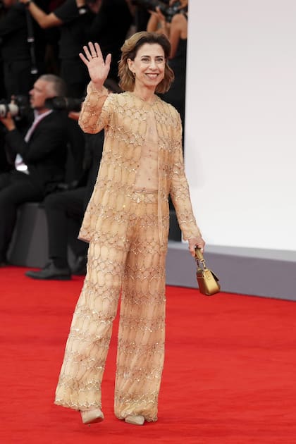 La miembro del jurado Fernanda Torres posa para los fotógrafos en la alfombra roja de la ceremonia de apertura y el estreno de la película La Grazia. La actriz brasileña fue otra de las celebridades que eligió para la ocasión una creación de Armani Privé