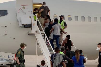 La migrante denunció que fue deportada a Honduras y que viajó esposada y encadenada