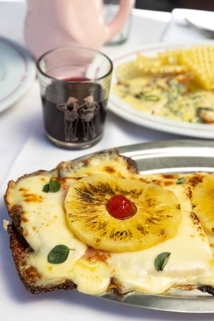 La milanesa con ananá de La Sarita despierta controversia