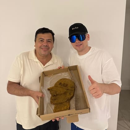 La milanesa con la cara de Bizarrap de El Antojo