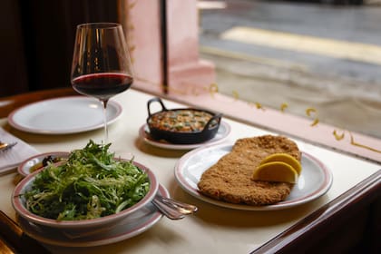 La milanesa de bife de chorizo es uno de los platos más pedidos de El Preferido