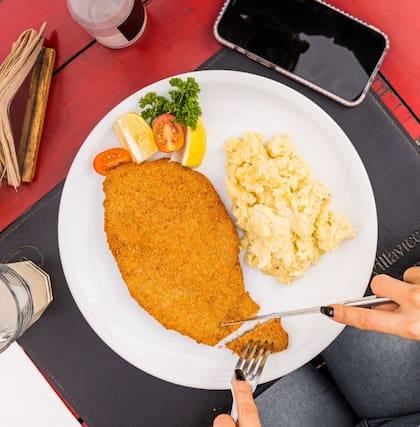 La milanesa de Novecento cautiva a grandes y chicos.