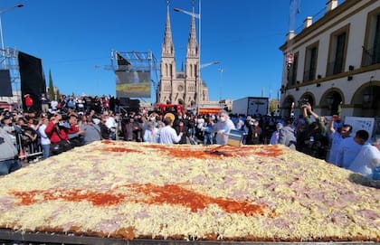 La milanesa más grande del mundo: 12 metros cuadrados y casi 600 kilos de carne