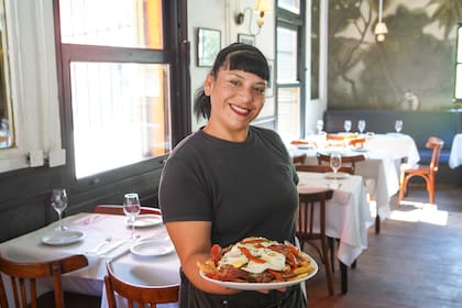 La milanesa napolitana a caballo, con fritas, es un imperdible del restaurante