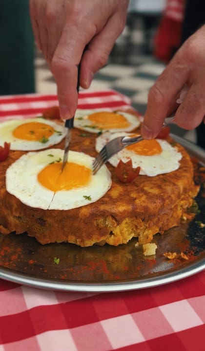 La milanesa se coloca arriba de la primera tortilla y se cubre con la otra, como el corazón de un sándwich