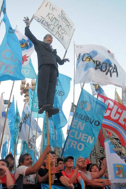 La militancia colmó la plaza de banderas