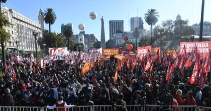 La militancia de los cuatro partidos que conforman el Frente de Izquierda se concentró en Plaza de Mayo