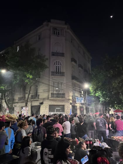 La militancia en la esquina de San José 1111