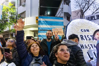 La militancia kirchnerista congregada ante la residencia de la ex presidenta