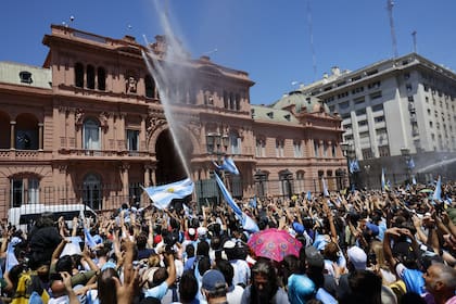 La militancia libertaria llegó a Plaza del Congreso alrededor de las 8 de la mañana. Las banderas más destacadas fueron sobre motosierra y los leones
