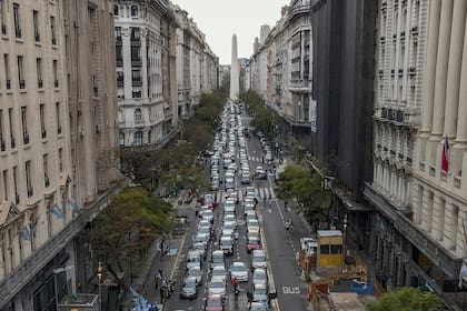 La militancia peronista se concentró en Plaza de Mayo y protagonizó una movilización en los autos