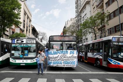 La militancia peronista se concentró en Plaza de Mayo y protagonizó una movilización en los autos
