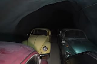 Encontraron autos clásicos en una mina abandonada que abastecía a una red secreta de autopartes