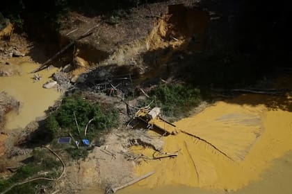 La minería ilegal no solamente está destruyendo aéreas selváticas, sino que también está contaminando tierras y ríos de los que dependen los pueblos indígenas