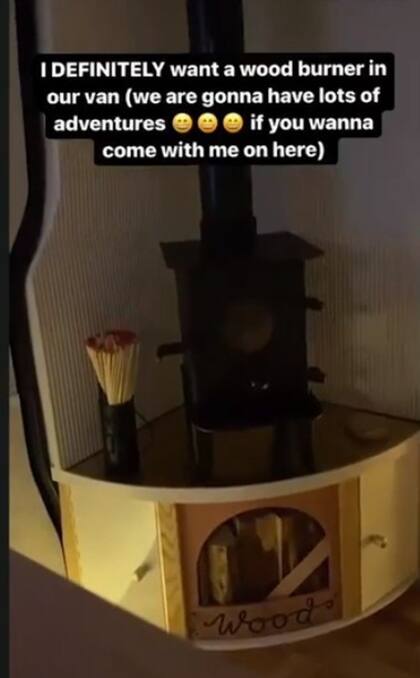 La mini casa rodante cuenta con chimenea