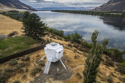 La mini casa se encuentra en el estado de Washington, EE.UU., a orillas del río Columbia.