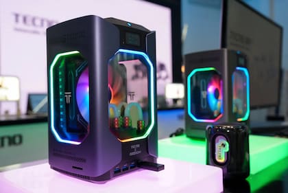 La mini PC gamer G1 de Tecno, con refrigeración líquida, en su presentación en la IFA de Berlín