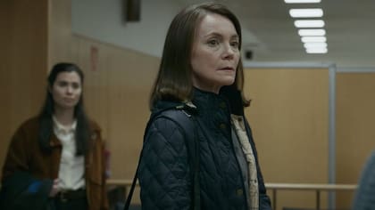 La miniserie asume la elipsis como herramienta principal de su estructura narrativa, saltando hacia adelante en el tiempo no solo para avanzar hacia el juicio y sus pormenores, sino para ver los efectos devastadores del suceso en todos los miembros de la familia