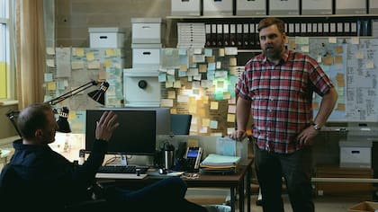 La miniserie de Netflix relata el crimen de un niño de 8 años y de una mujer de 56 sin un lazo directo que los una