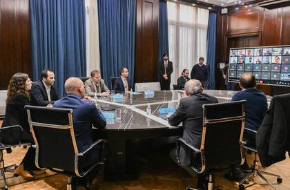 La ministra Batakis, junto a representantes del Ministerio de Agricultura, Ganadería y Pesca, las cámaras que agrupan a las empresas lácteas y los supermercados