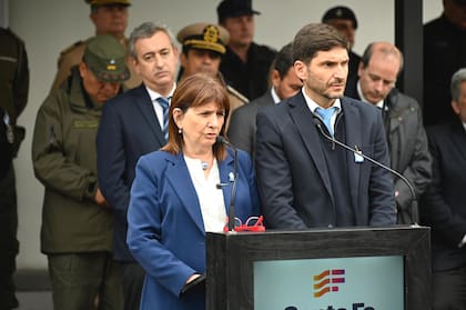 La ministra Bullrich junto al gobernador Maximiliano Pullaro