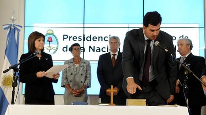 La ministra Bullrich le tomó el juramento al secretario Burzaco