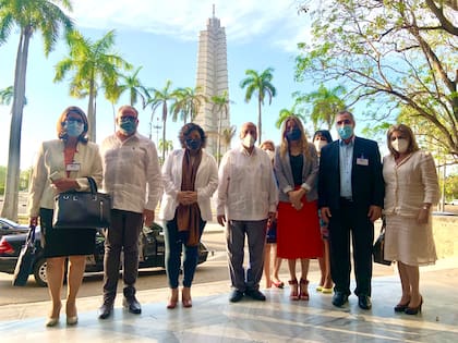 La ministra Carla vizzotti y la asesora Cecilia Nicolini, junto al embajador Luis Ilarregui, en La Habana, en mayo pasado.