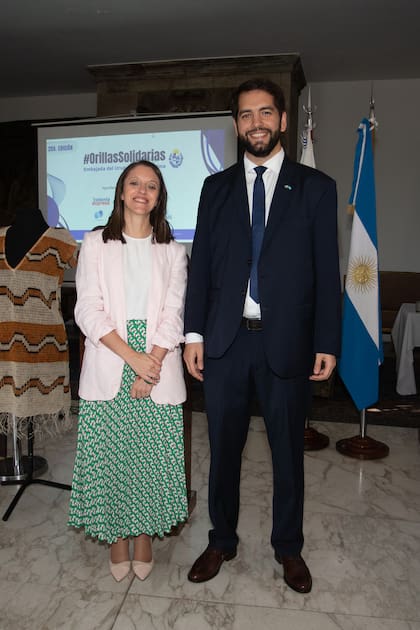 La ministra consejera, Gimena Hernández y José Luis Curbelo, cónsul general de Uruguay