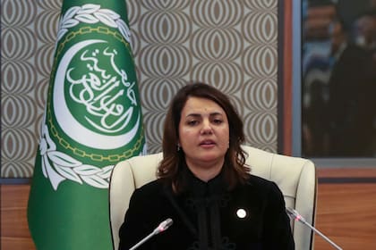 La ministra de Asuntos Exteriores de Libia, Najla Mangoush, habla en la sesión inaugural de la reunión de ministros de Relaciones Exteriores árabes en la capital, Trípoli, el 22 de enero de 2023. 