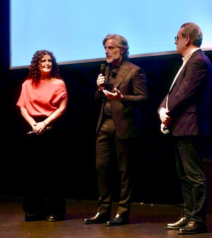 La ministra de cultura porteña, Gabriela Ricardes, Joaquín Furriel y el director del Festival de Málaga, Juan Antonio Vigar