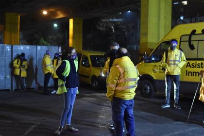 La ministra de Desarrollo Humano y Hábitat de la Ciudad, María Migliore, dirige el operativo del gobierno porteño; la gente sin techo es llevada a centros de inclusión o asistida en el lugar; todo se realiza bajo un estricto protocolo por la pandemia de coronavirus