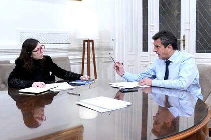 La ministra de Economía, Silvina Batakis, ayer junto a Sergio Massa en Diputados