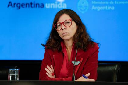 La ministra de Economía, Silvina Batakis, da una conferencia de prensa en Buenos Aires, Argentina, el lunes 11 de julio de 2022. (AP Foto/Natacha Pisarenko)
