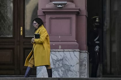 La ministra de Economía, Silvina Batakis, sale esta tarde de la Casa Rosada