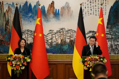La ministra de Exteriores de Alemania, Annalena Baerbock (izquierda), y su homólogo chino, Qin Gang, ofrecen una conferencia de prensa conjunta en la Casa de Huéspedes del Estado de Diaoyutai, en Pekín, el 14 de abril de 2023
