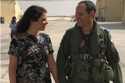 La ministra de Justicia de Israel Ayelet Shaked junto con su marido, expiloto de la fuerza aérea israelí