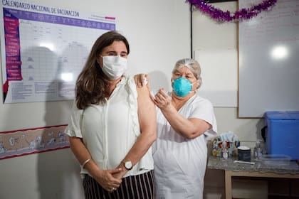 La ministra de Salud, Ana María Nadal, fue la primera en darse hoy la dosis rusa. "La vacuna es voluntaria. El que tiene duda, que no se la coloque", indicó.