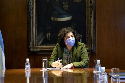 La ministra de salud Carla Vizzotti durante el anuncio de la llegada de 4 millones de dosis de AstraZeneca.
