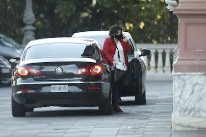 La ministra de Salud, Carla Vizzotti, en la explanada de ingreso a la Casa Rosada.