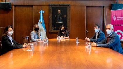 La ministra de Salud Carla Vizzotti, la asesora presidencial Cecilia Nicolini junto al presidente de AstraZeneca Argentina, Agustín Lamas.