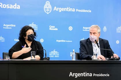 La ministra de Salud, Carla Vizzotti, y el ministro de Educación, Jaime Perzyck, en una conferencia de prensa en Casa Rosada