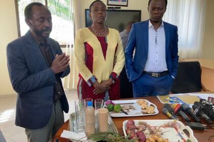 La ministra de Salud, Dorothy Gwajima (centro), dio una conferencia de prensa para demostrar cómo hacer un batido de verduras que, según dijo, sin proporcionar pruebas, protegería contra el coronavirus