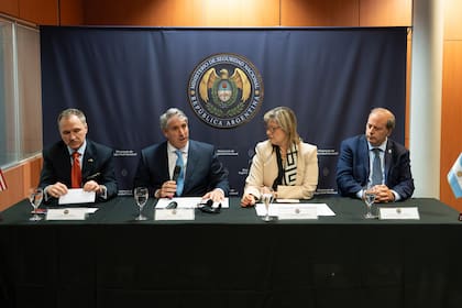 La ministra de Seguridad, Alejandra Monteoliva, junto al subsecretario de Estado norteamericano para Seguridad Internacional y Control de Armamento, Thomas DiNanno, y el embajador norteamericano, Peter Lamelas.