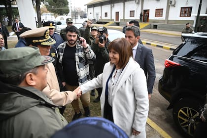 La ministra de Seguridad de Milei, Patricia Bullrich, su exrival presidencial, logró reducir la violencia narco en Rosario y frenar los “piquetes”.